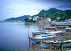 Hafen von Bolaman : Fischerboote, Dorf, Minarett